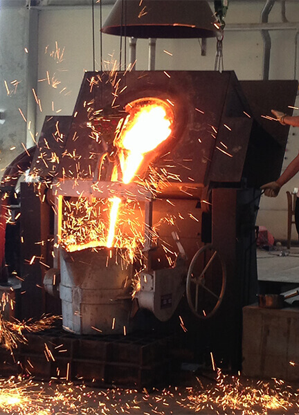 Pouring iron in the mold